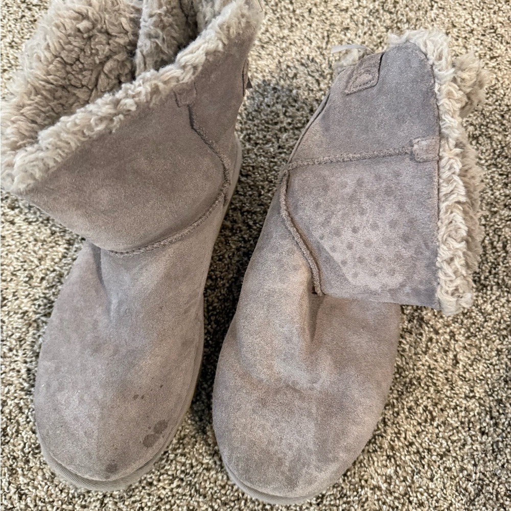 UGG women’s size 11 grey boots, cute Ugg detail on back - Picture 4 of 6